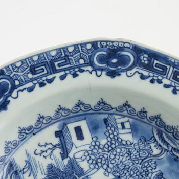A pair of blue and white porcelain dinner plates and two dishes. Qing dynasty, Qianlong (1736-1795).