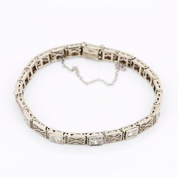 ARMBAND, platina och 14K gultguld med 6 gammalslipade diamanter tot ca 1,35 ct, andra hälft 1800-talet. Vikt 12,60 g.