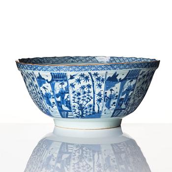 A large blue and white bowl, Qing dynasty, Kangxi (1662-1722).