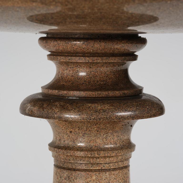 A massive Gardenurn, red Bohus granite, made circa 1905. Empire style.