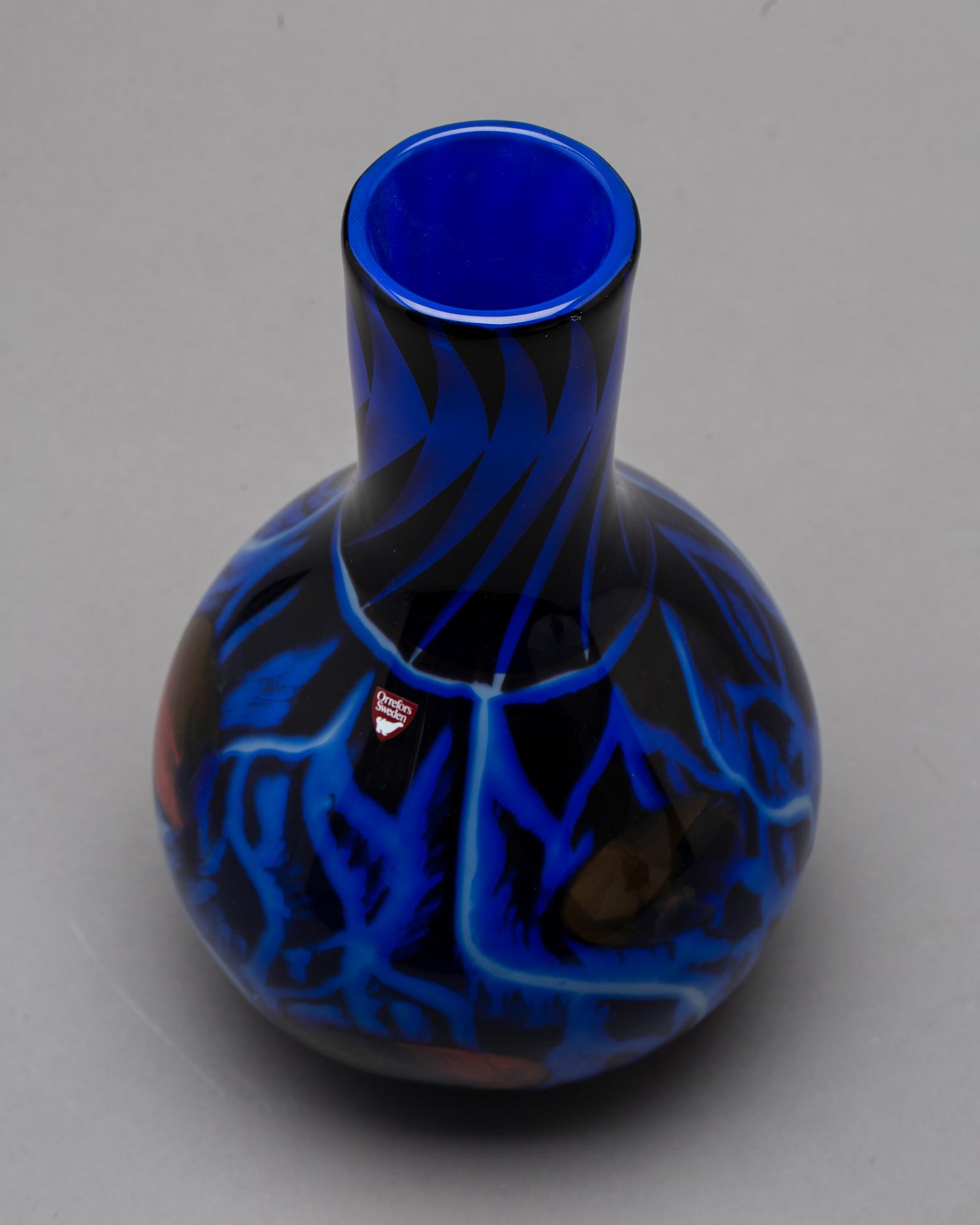 AN EVA ENGLUND ORREFORS GALLERY GLASS VASE 1988.