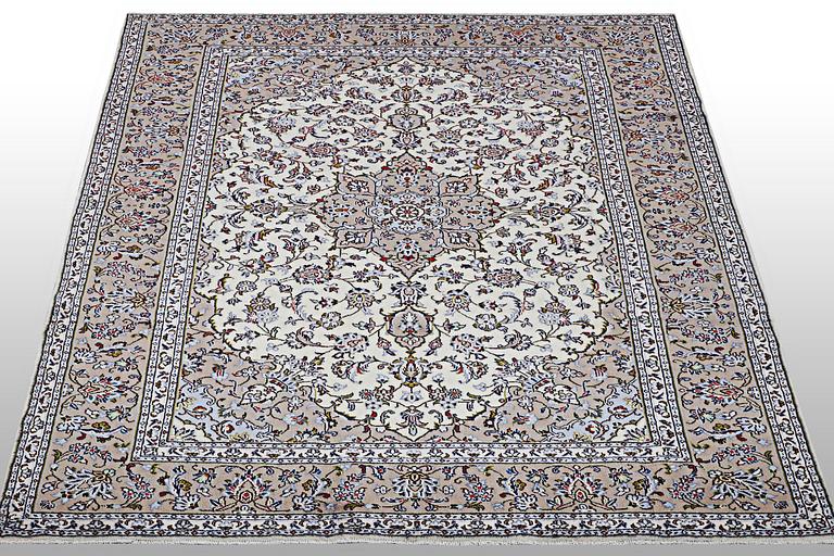 A carpet, Kashan, ca 291 x 203 cm.