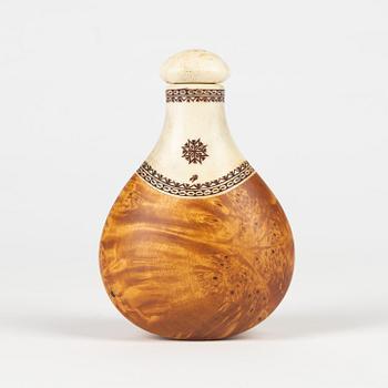 A birch and reindeer horn flask by Esse Poggats, end of the 20th Century.