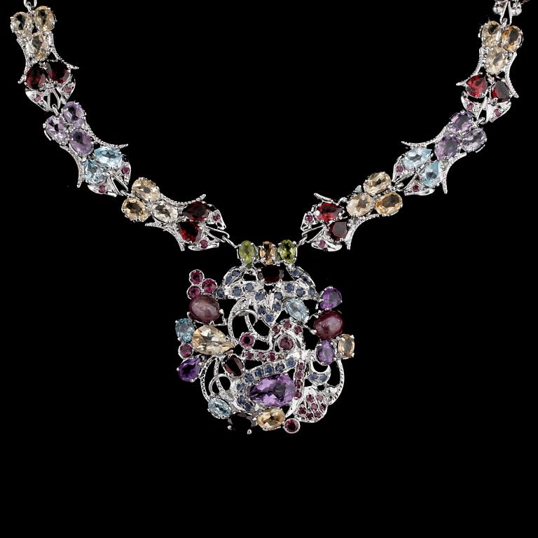 COLLIER MED ARMRING OCH BROSCH / HÄNGE, 3 delar, sterling silver, med färgade halvädelstenar. 2000-tal.