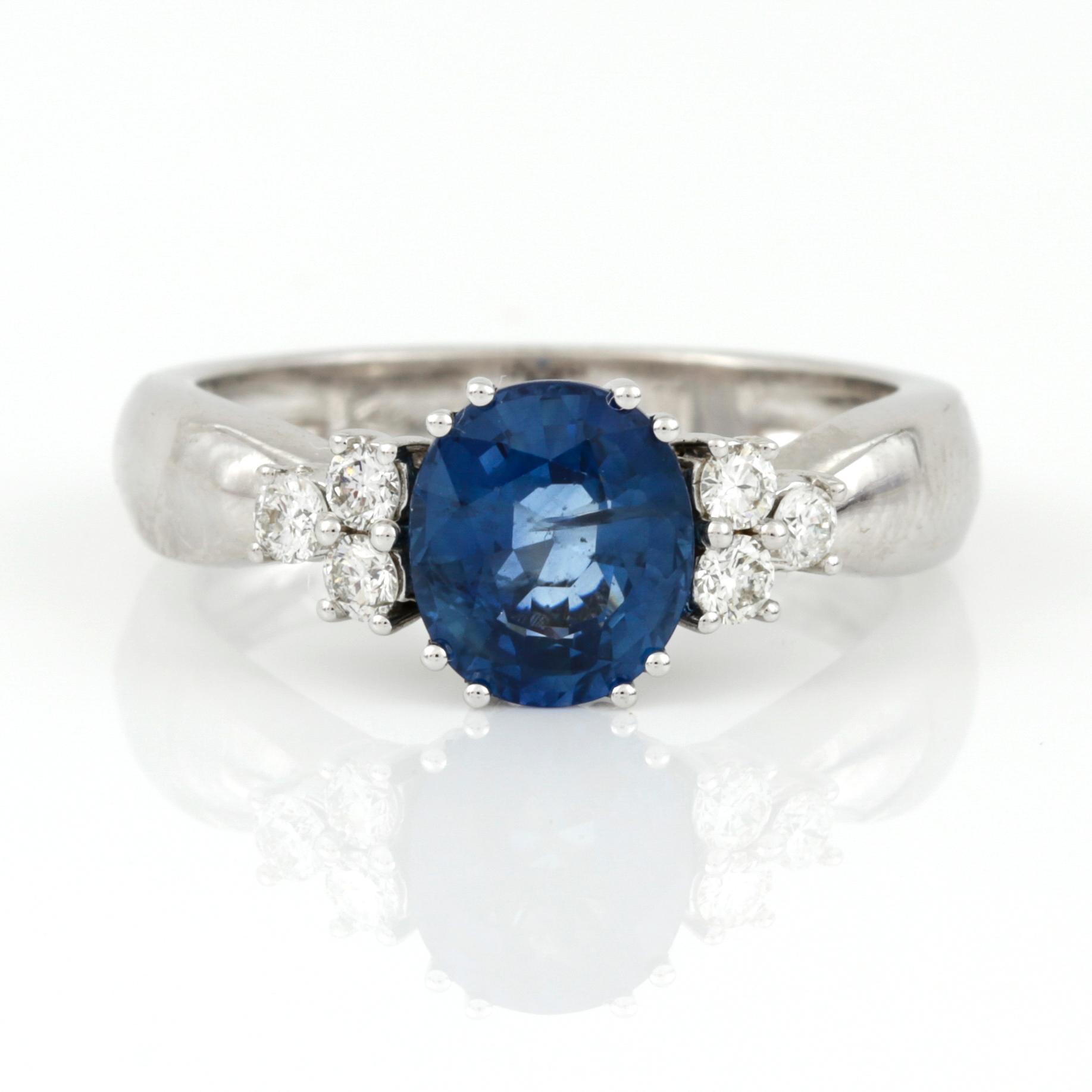 RING, 18K vitguld med ovalslipad safir ca 1,95 ct och briljantslipade diamanter, tot ca 0,22 ct. Vikt ca 5,20 g.