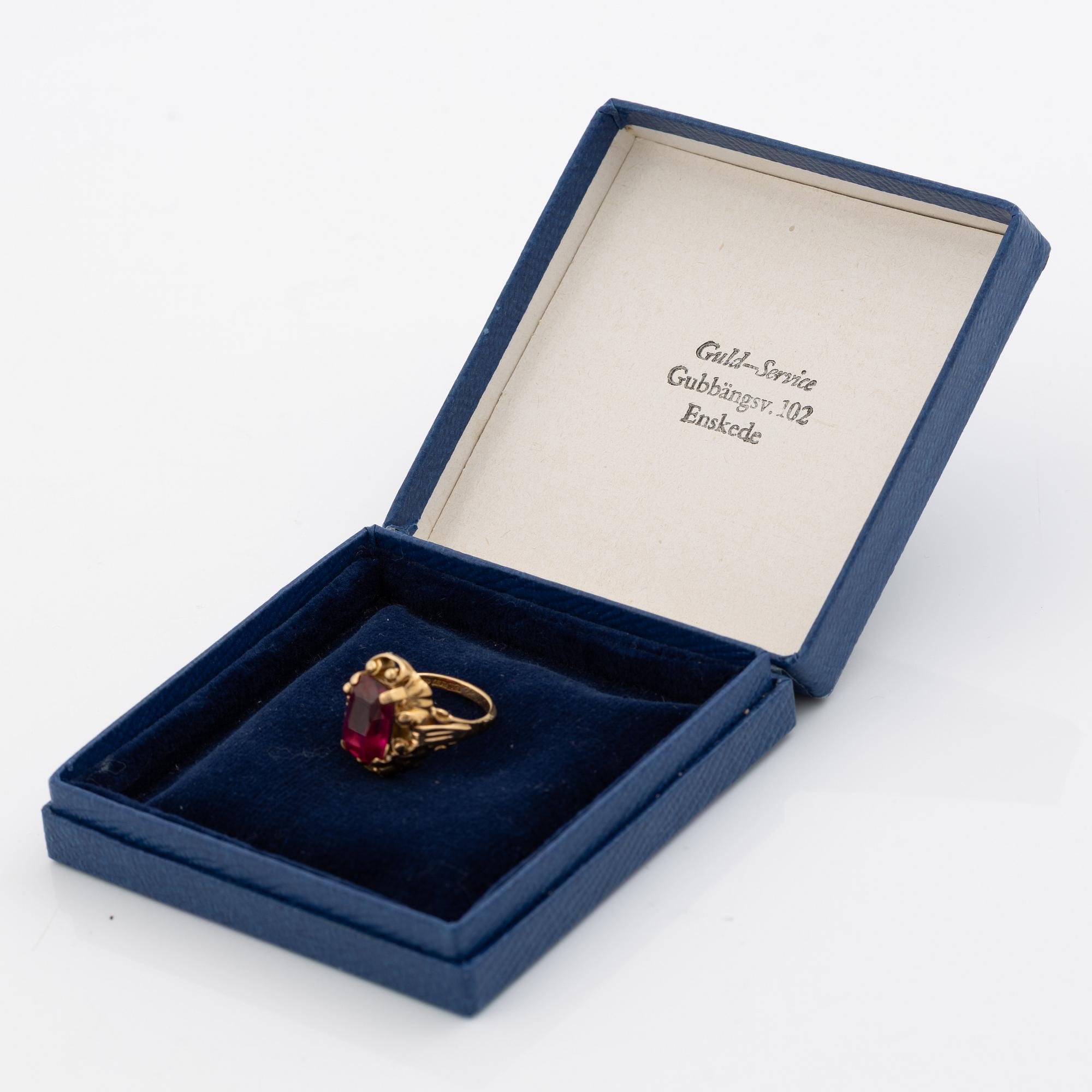 Ring 18K gold with synthetic red stone.