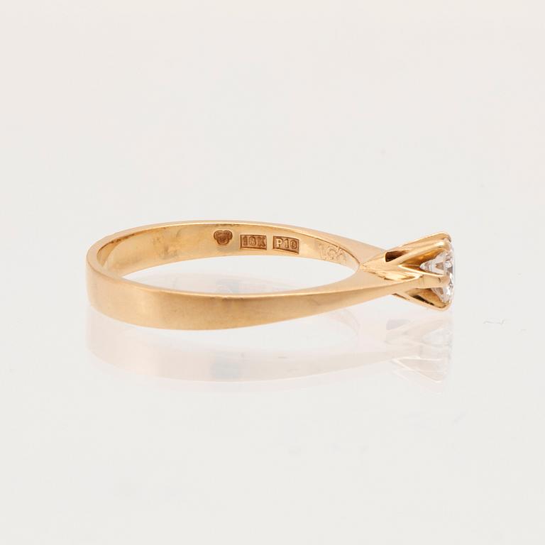 Ring in 18K gold with a round brilliant-cut diamond, Ba Konstgjuteri Södertälje 1989.