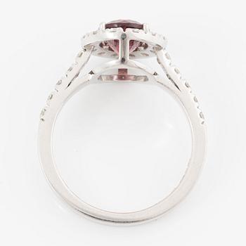 Ring, 18K white gold with pink garnet and brilliant-cut diamonds.