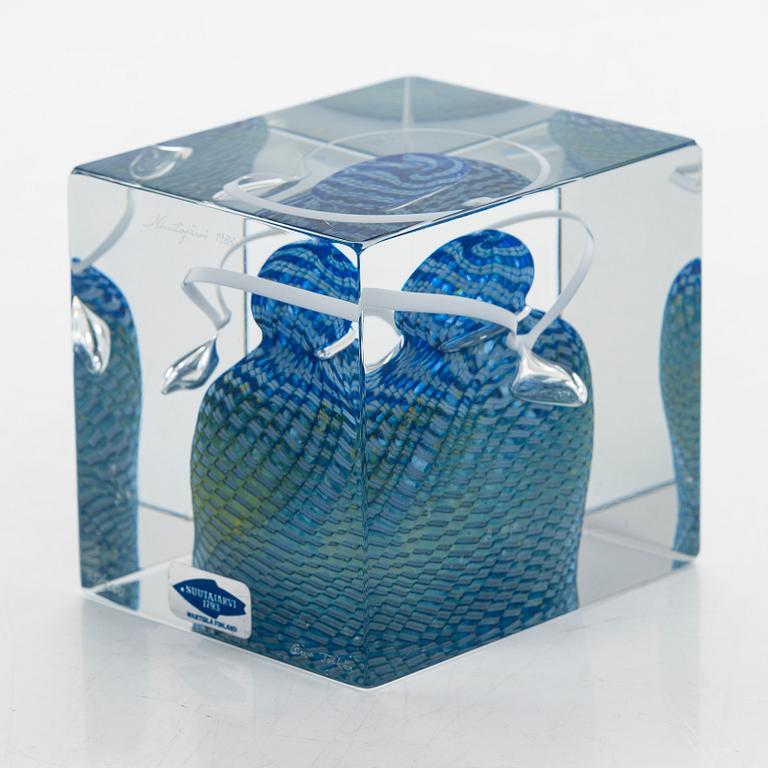 Oiva Toikka, An annual cube, signed Oiva Toikka Nuutajärvi 1988 and numbered 85/2000.