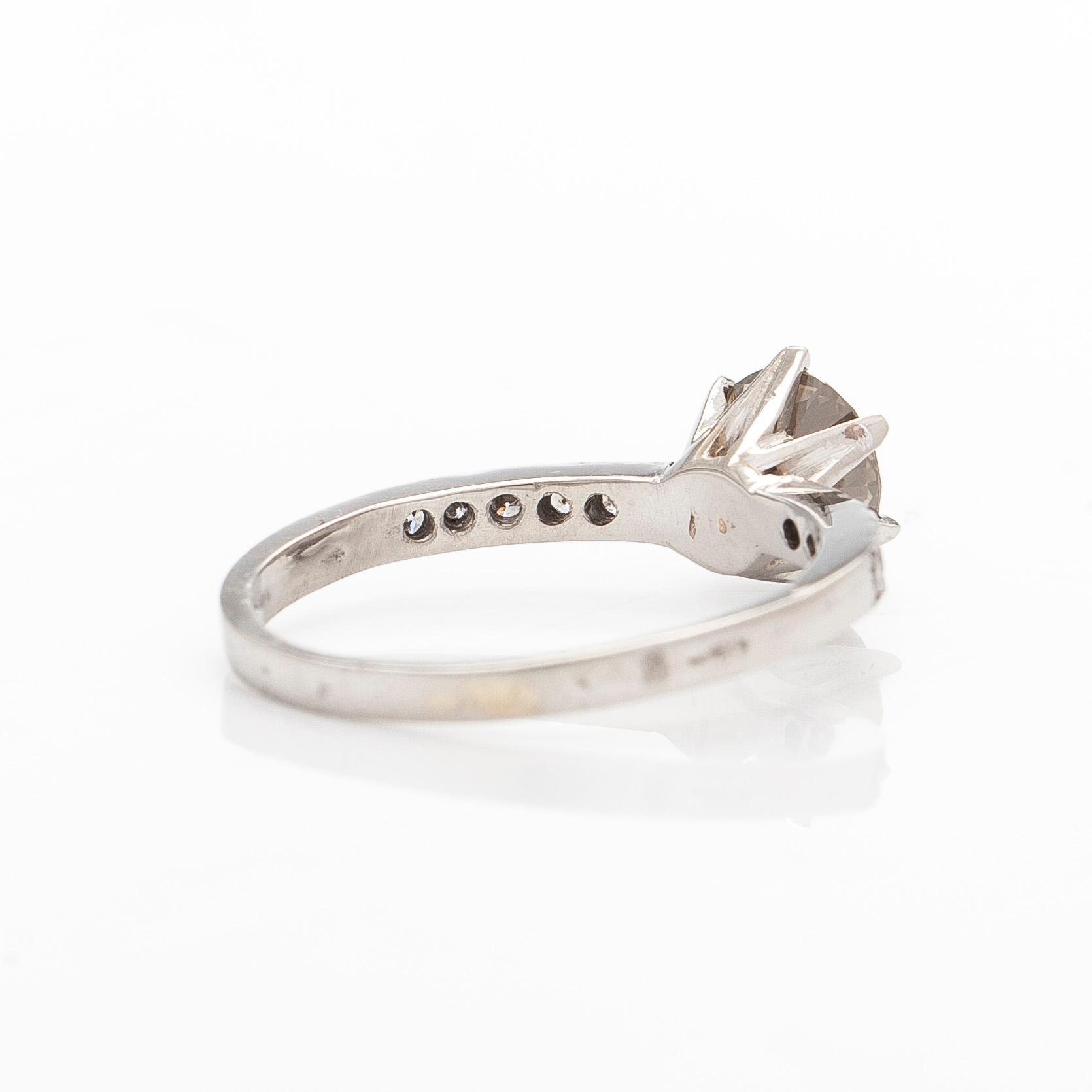 Ring, platina med en gulaktig diamant.