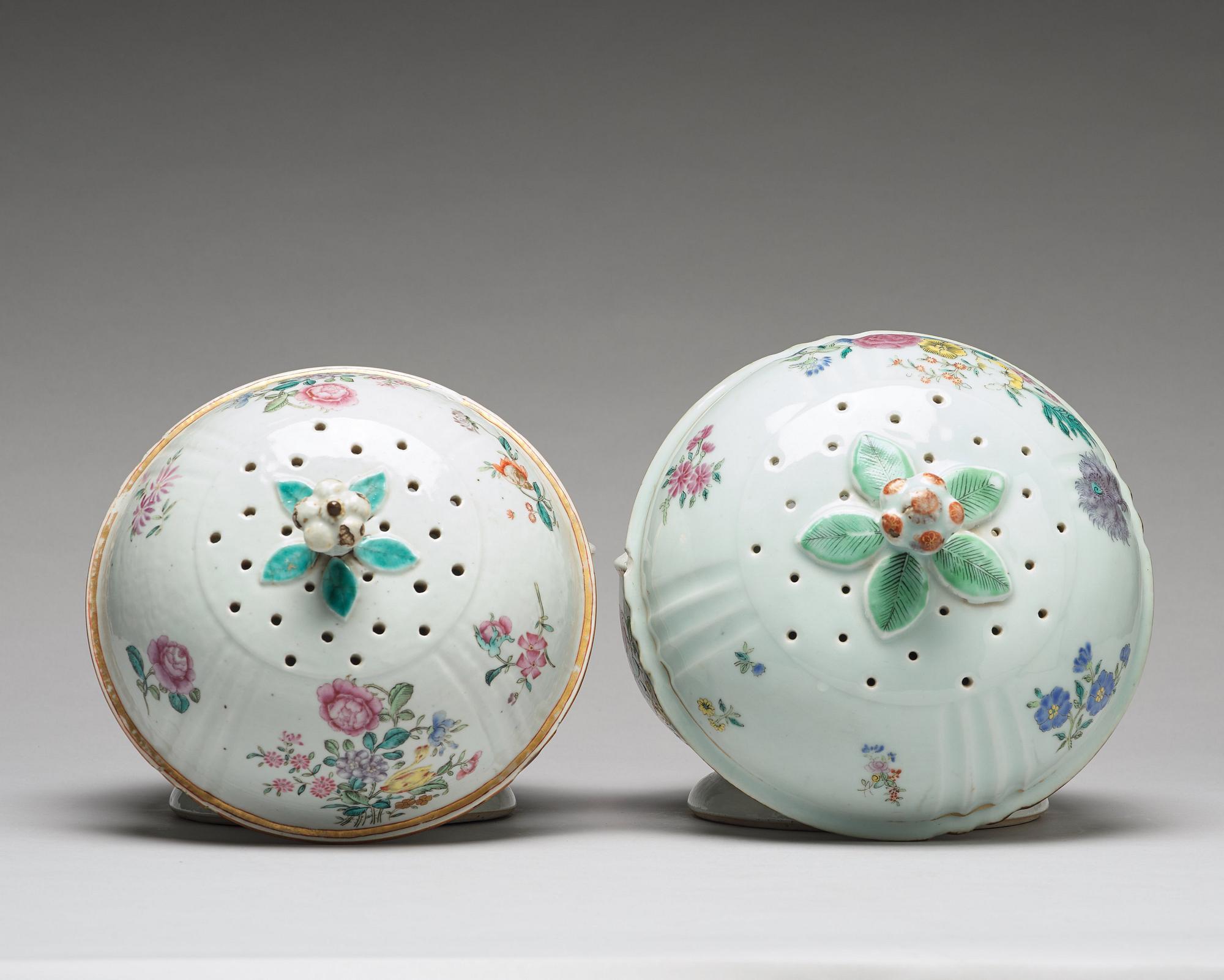 TERRINER med LOCK, ett par, kompaniporslin. Qingdynastin, Qianlong (1736-95).