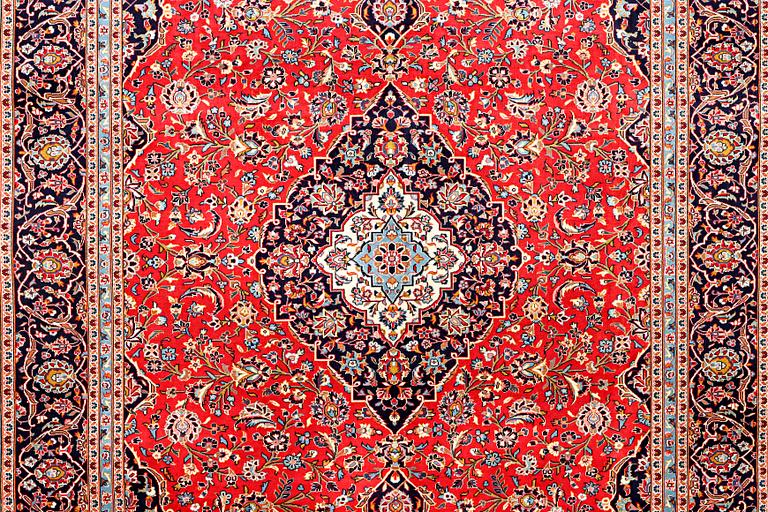 A Kashan carpet, c. 401 x 292 cm.