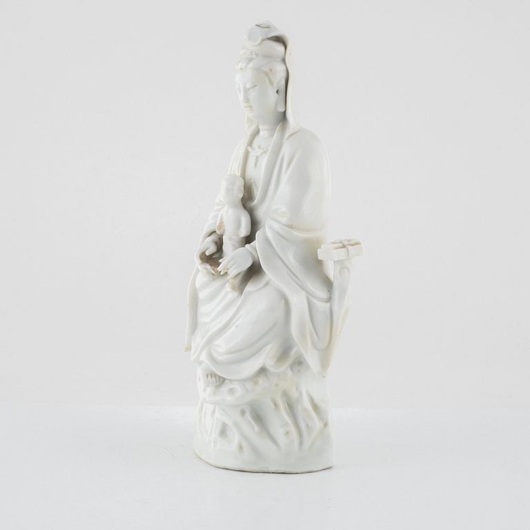 A blanc de Chine figure of Guanyin, late Qing/around 1900.