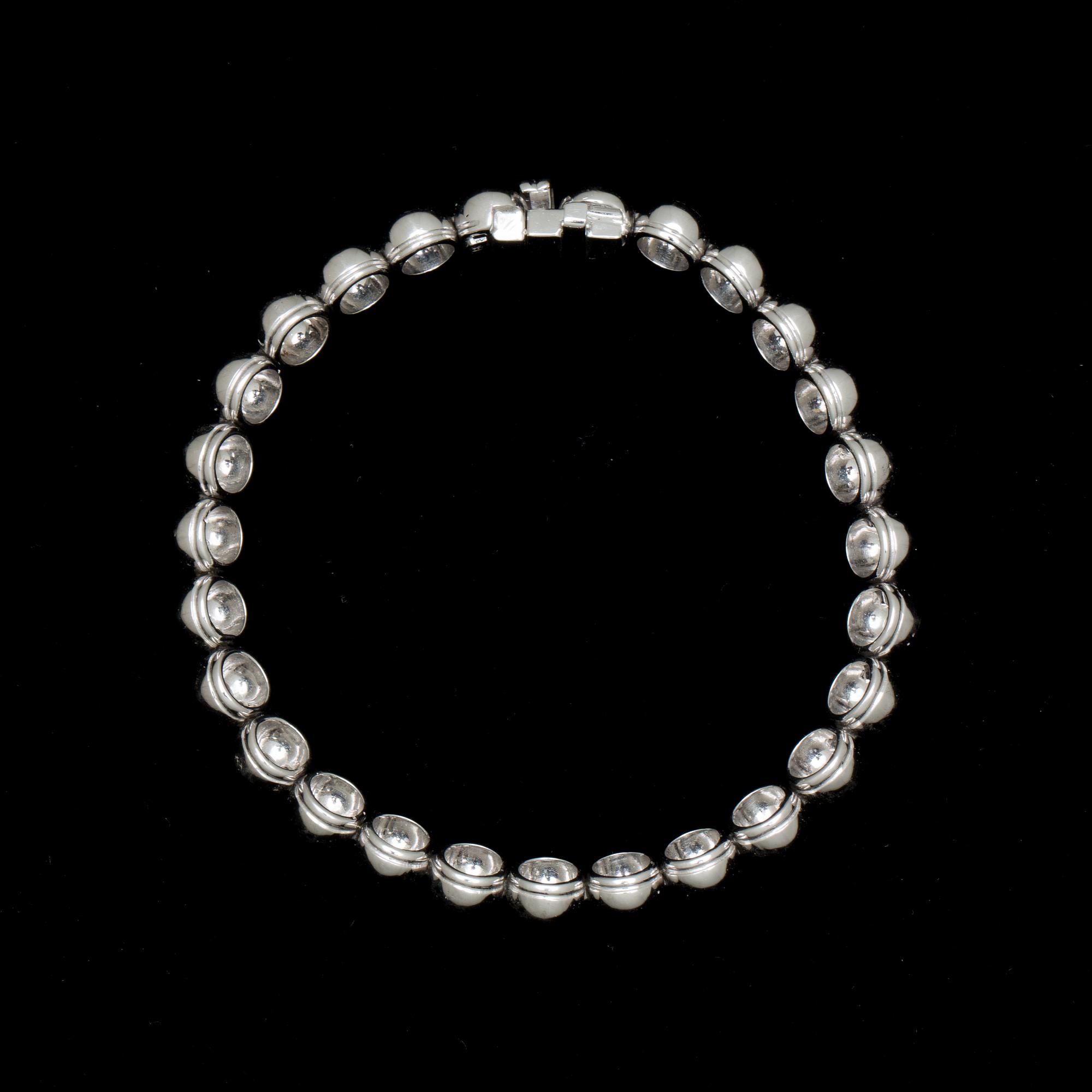 ARMLÄNK 18k vitguld med 27 briljantslipade diamanter, totalt ca 2 ct. Vikt ca 25 g.