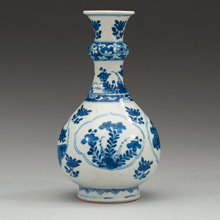 A blue and white vase. Qing dynasty Kangxi (1662-1722).