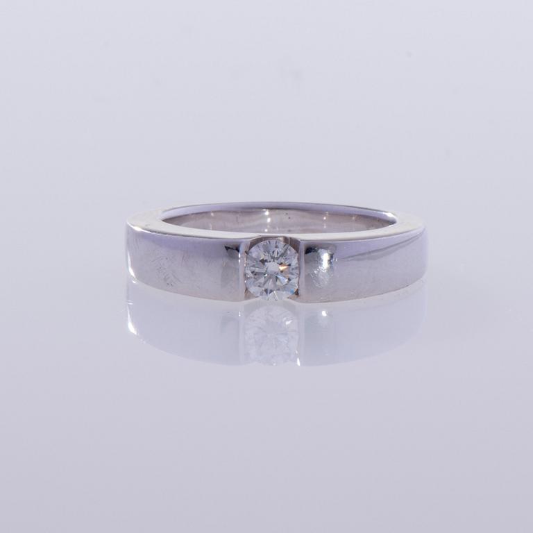 RING, 18K vitguld, briljantslipad diamant. Vikt ca 8,3 g.