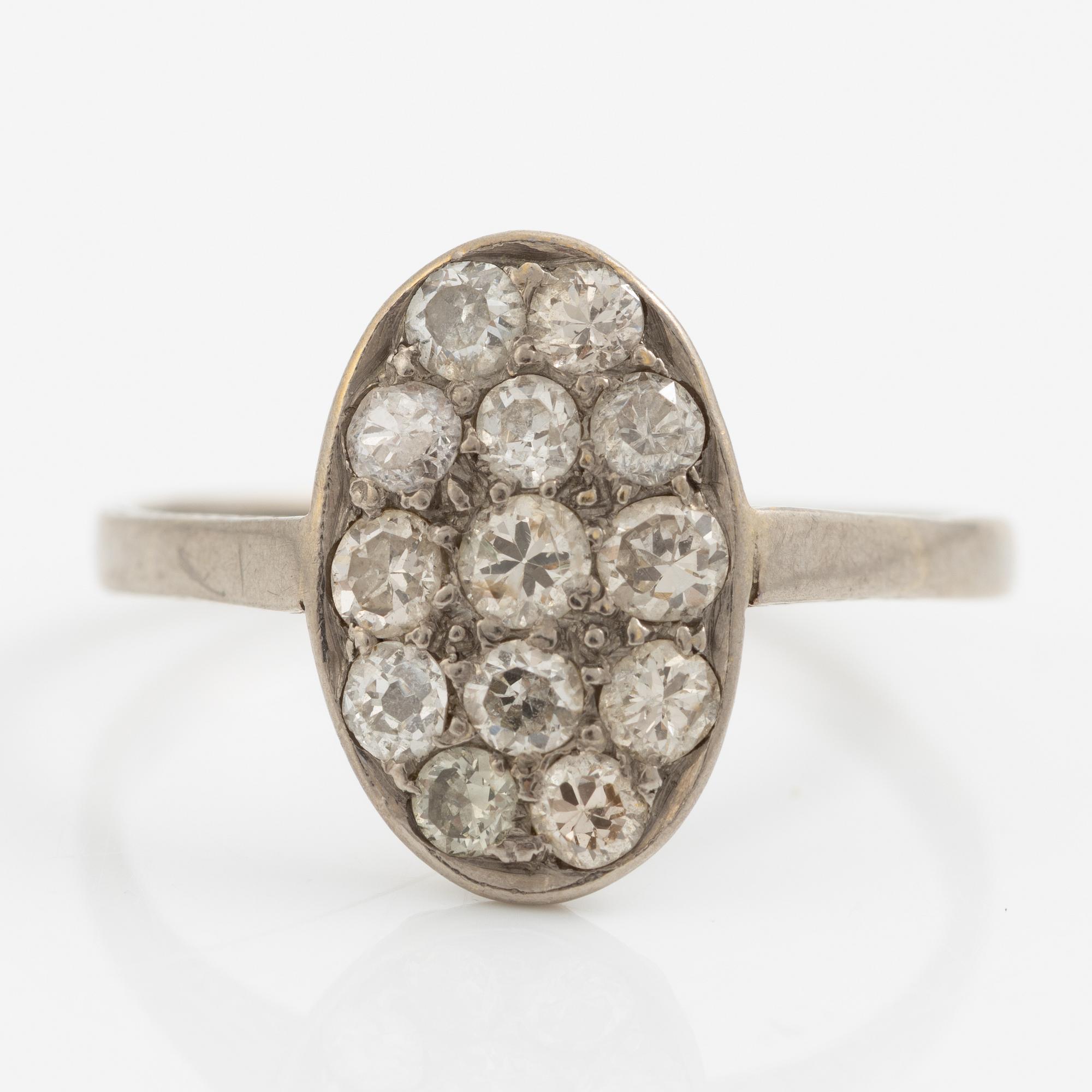 Ring platina med gammalslipade diamanter.