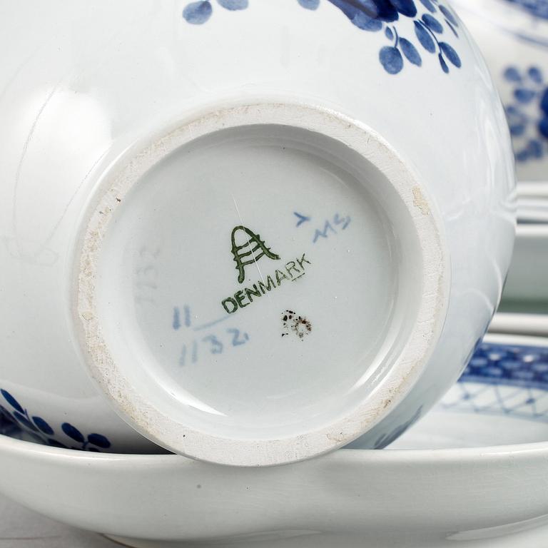 MATSERVIS, ca 113 delar, fajans, "Tranquebar", Aluminia och Royal Copenhagen.