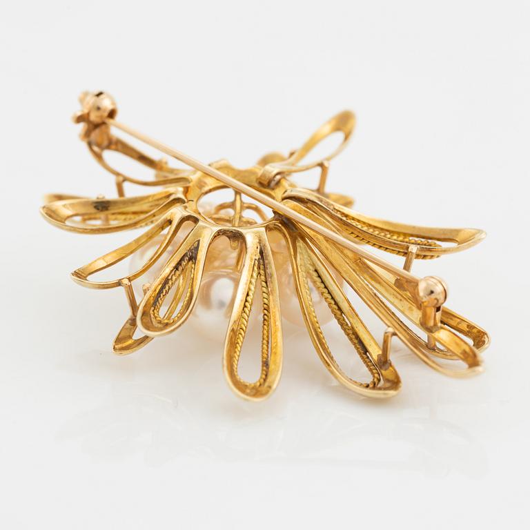 Brosch, guld med pärlor.