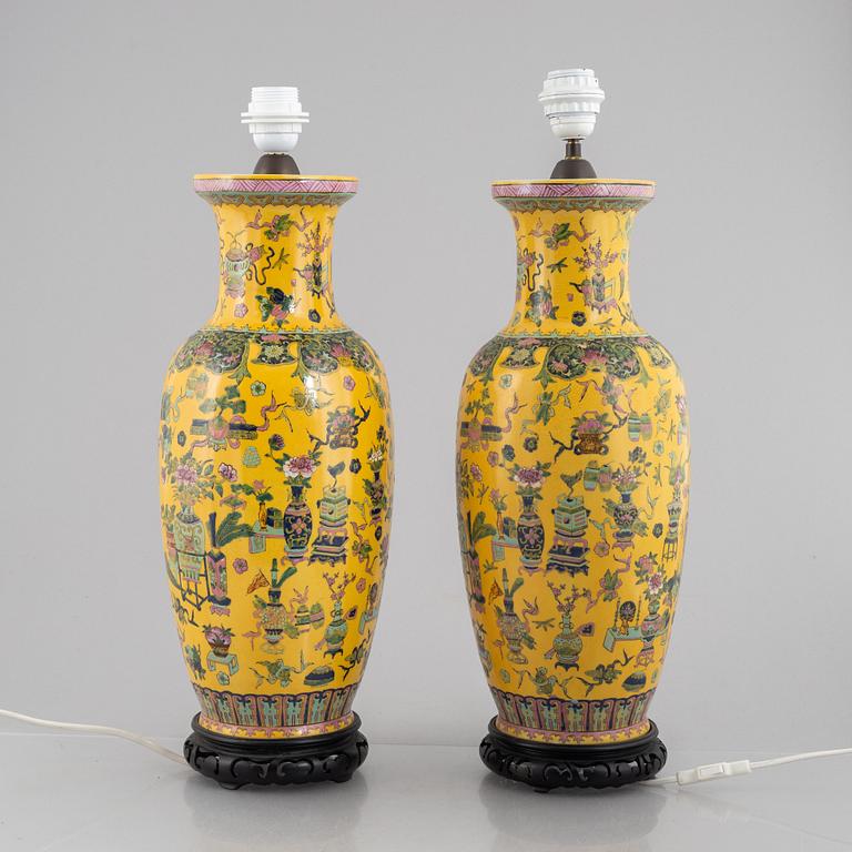 Bordslampor, ett par, Kina, 1900-talets andra hälft.