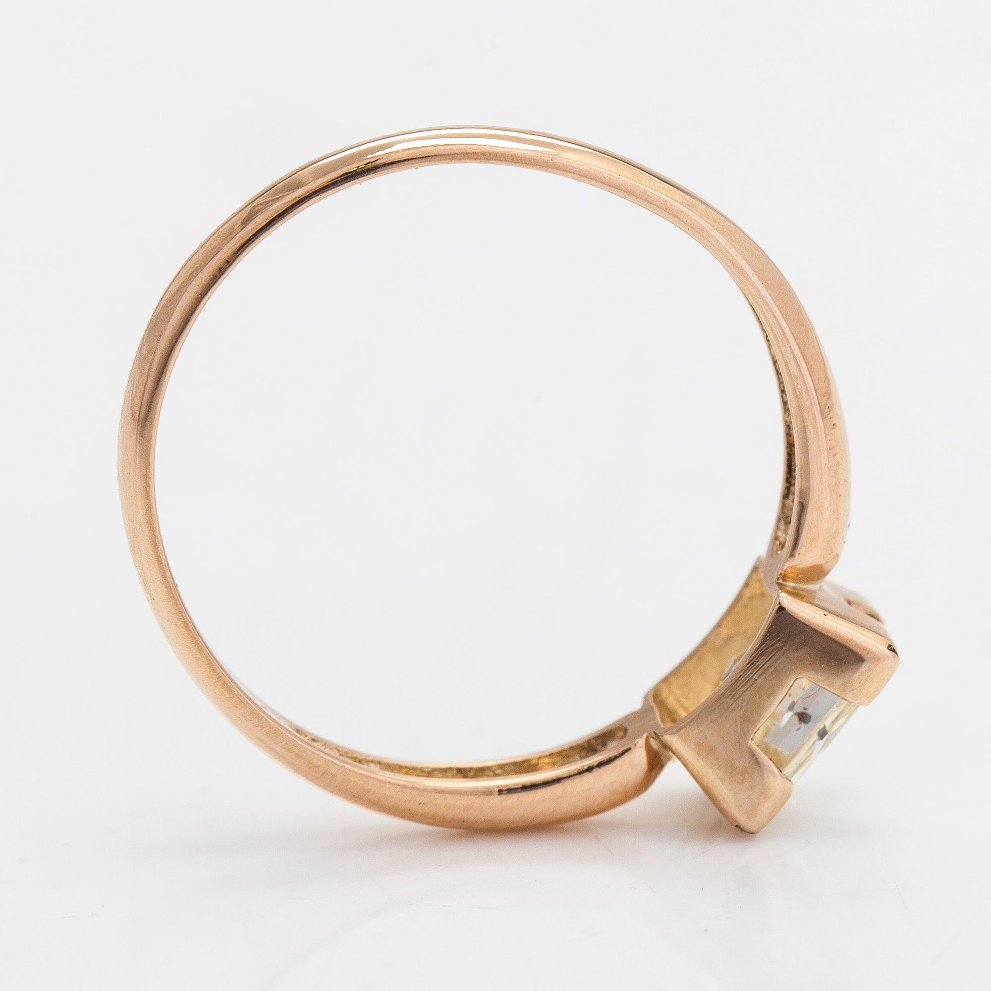 A 14K gold ring, with a rectangular modified princess-cut diamond approx. 1.00 ct. With IGI certificate.