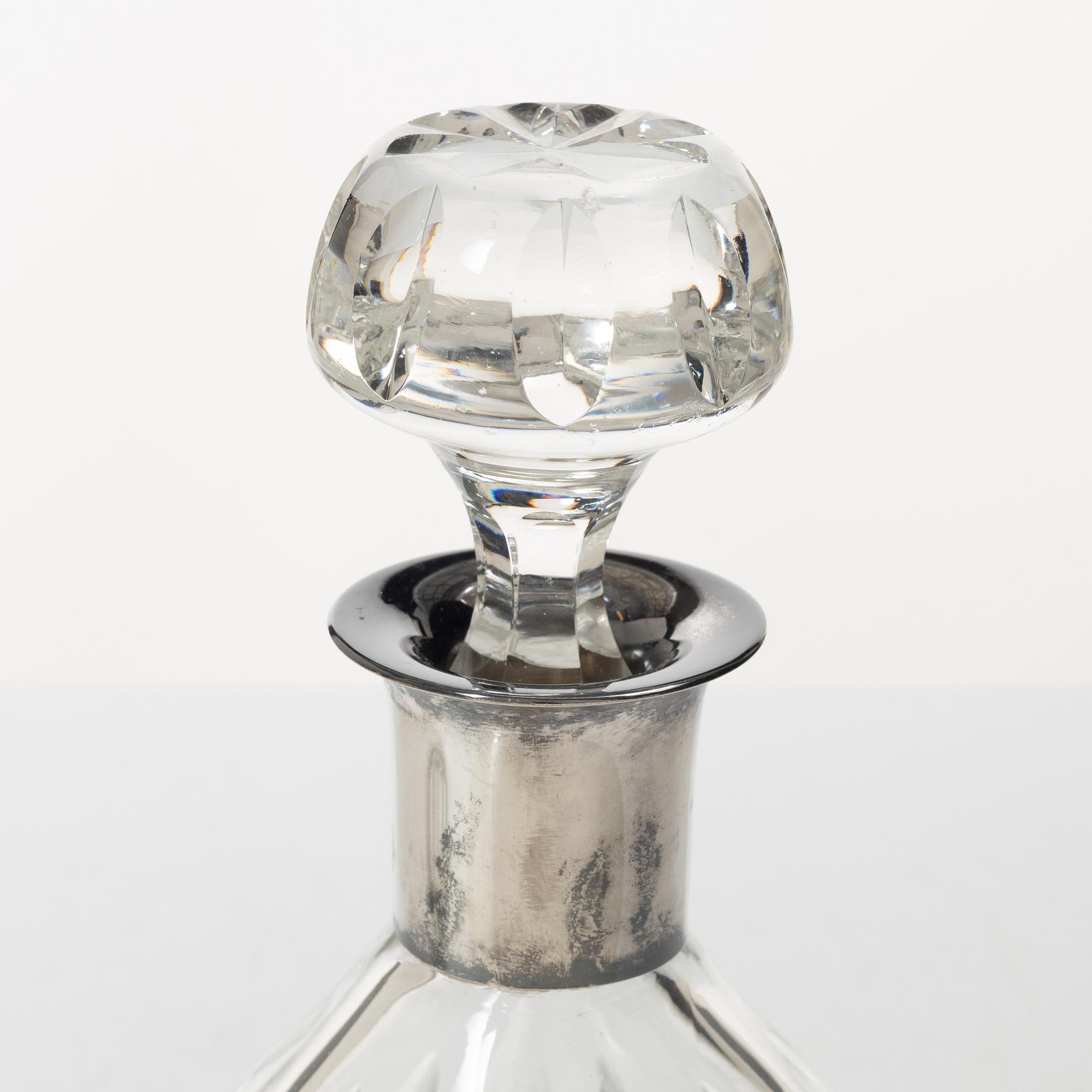 Karaffer, 2 st, Tyskland, varav en med montering i silver, 1900-tal.