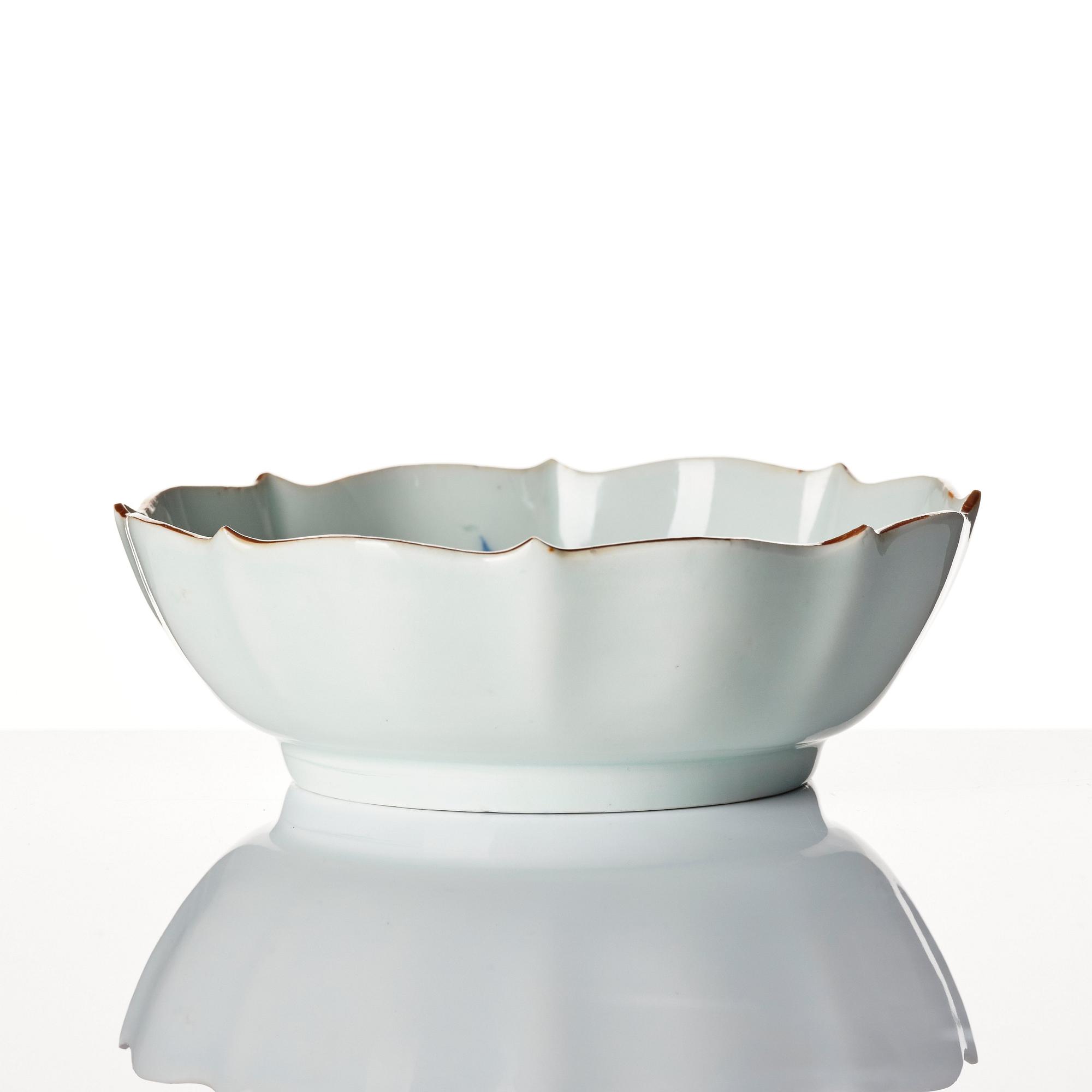 A Japanese blue and white bowl, 18th century.