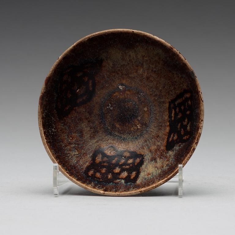 A Jizhou 'papercut and 'tortoiseshell' glazed bowl, Song dynasty (960-1279).