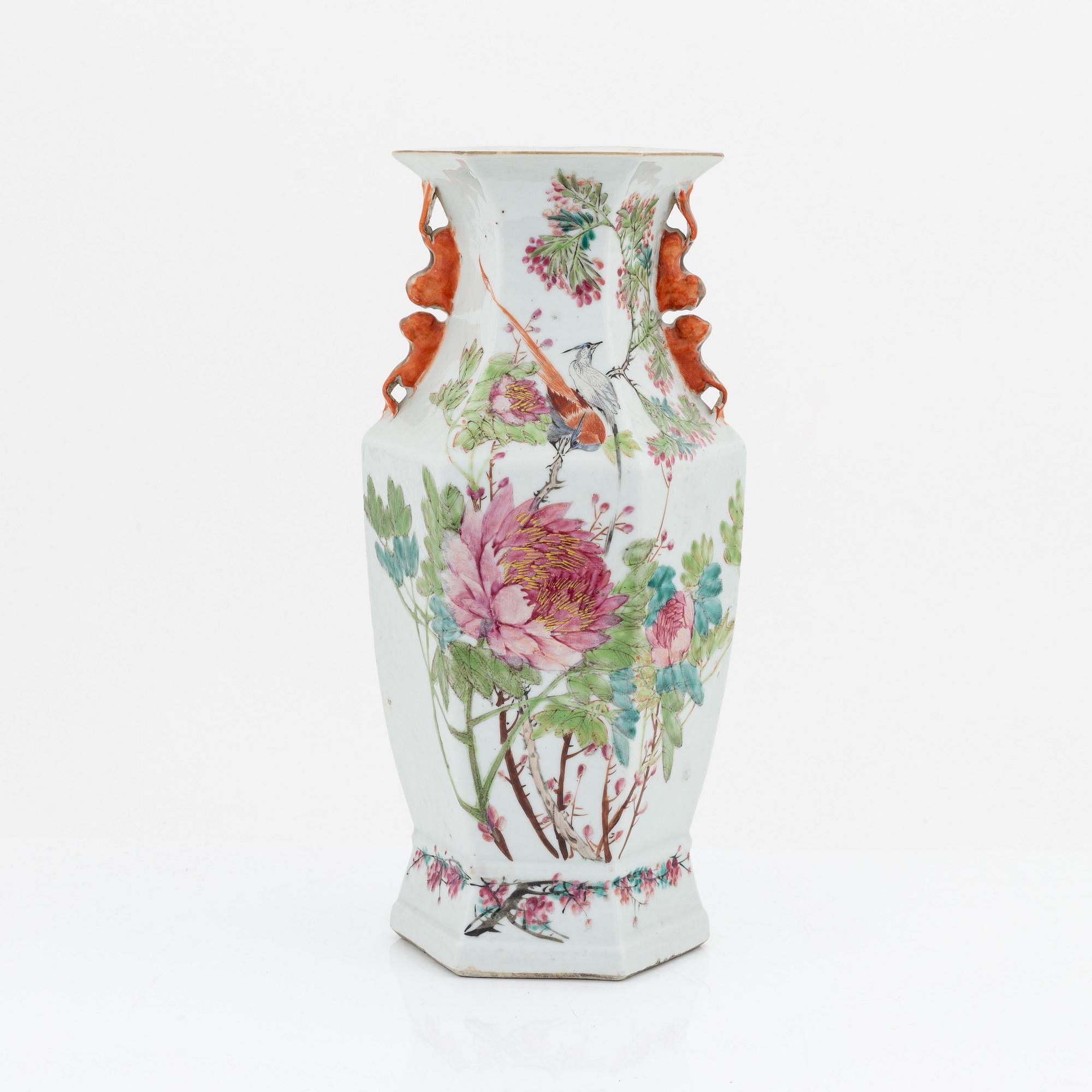 A Chinese vase, ealry 20th Century.-.