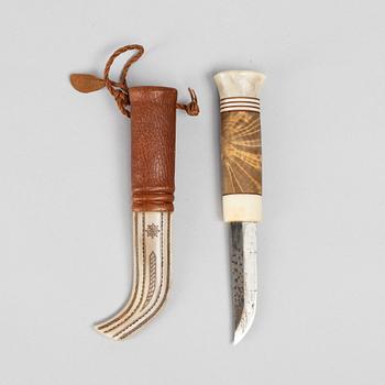 Roger Saiton, a reindeer horn knife, Kaitum, signed and dated 1990.