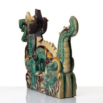 Taktegel/dekorelement, lergods. Qingdynastin (1644-1912).