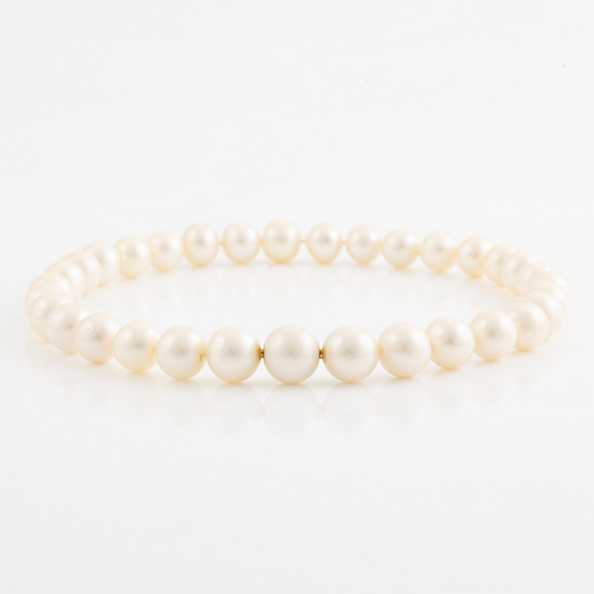 Collier, med odlade sötvattenspärlor.