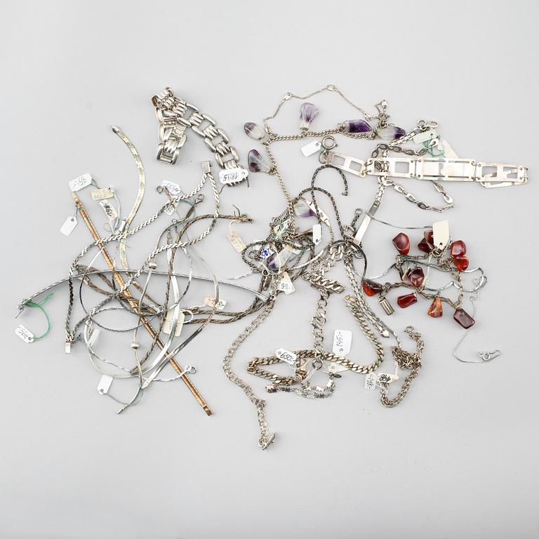 ARMBAND, mestadels silver, 1900-talets andra hälft. Total vikt ca 245 g.