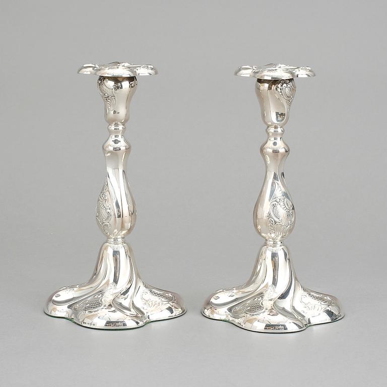 LJUSSTAKAR, ett par, silver, rokokostil, omkring 1900-talets mitt.