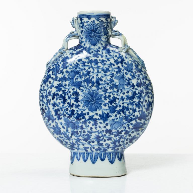 Miniatyrer, fem stycken, porslin. Qingdynastin, 1700-tal.