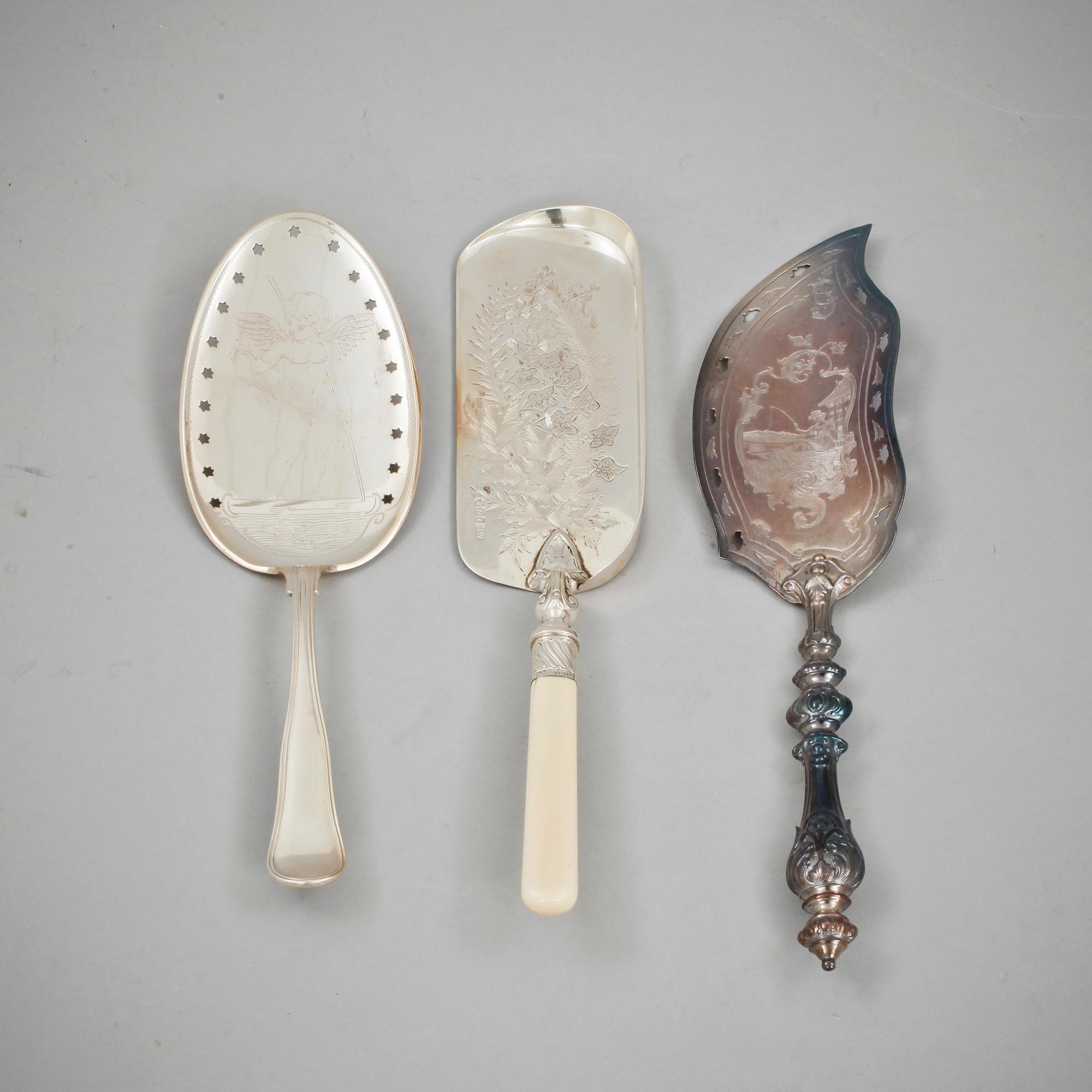 SMULSKYFFEL, England samt FISKSPADAR, 2 st, silver. Tot vikt skyffel samt fiskspade, 342 g.