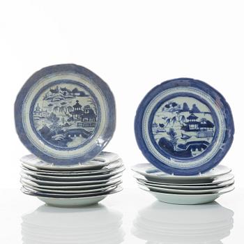 A group of 16 Chinese blue and white export porcelain plates, Qing dynasty, 19th century.