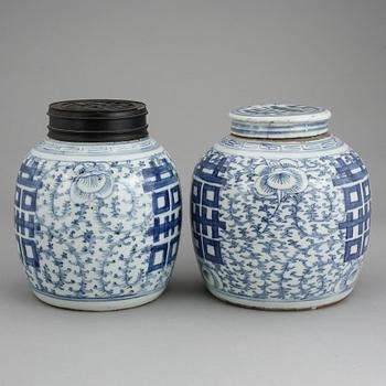 BOJANER MED LOCK, 2 stycken, porslin, Kina, 1800-tal.