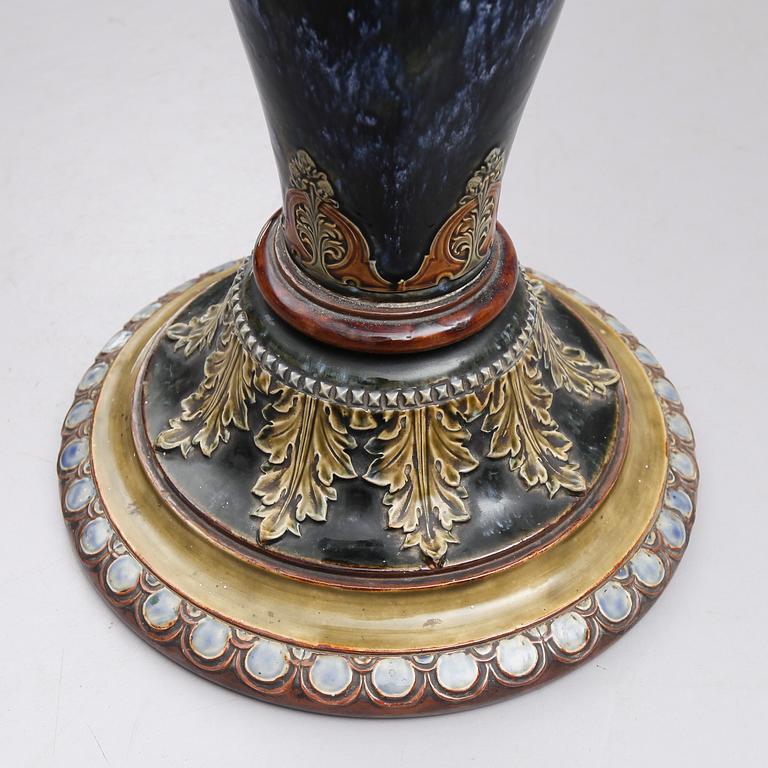 YTTERFODER SAMT PIEDESTAL, stengods, Royal Doulton, England, 1900-talets första kvartal.