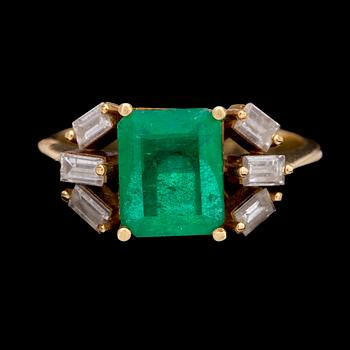 246. RING, trappslipad smaragd, ca 1.55 ct, och baguettslipade diamanter, tot. ca 0.60 ct.