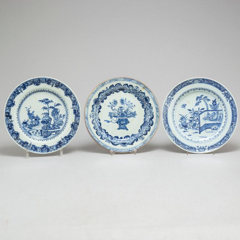 Twelve blue and white export porcelain plates and a bowl, Qing dynasty, Qianlong (1736-95).