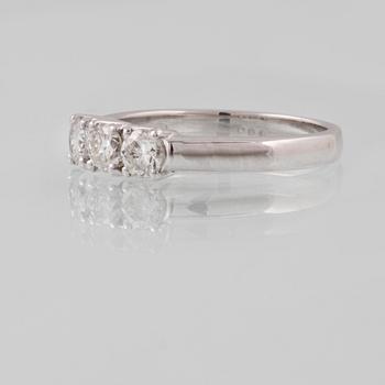 RING, 18K vitguld med 3 briljantslipade diamanter ca 0.82 ct, Milano, Italien. Vikt.