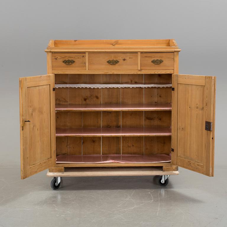 SKÄNK, furu, avlutad, 1800-talets andra hälft.