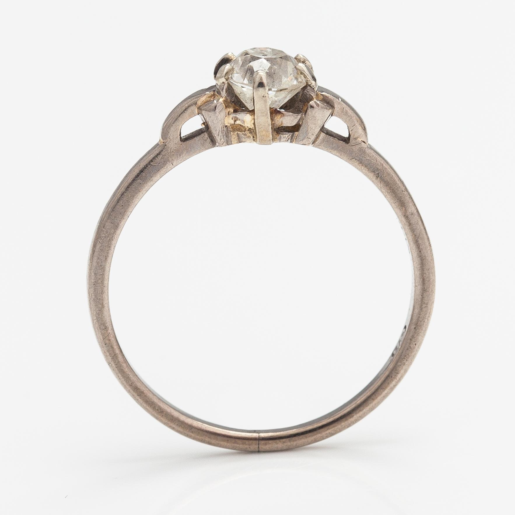 A 14K white gold ring with an old-cut diamonds ca. 0.50 ct.