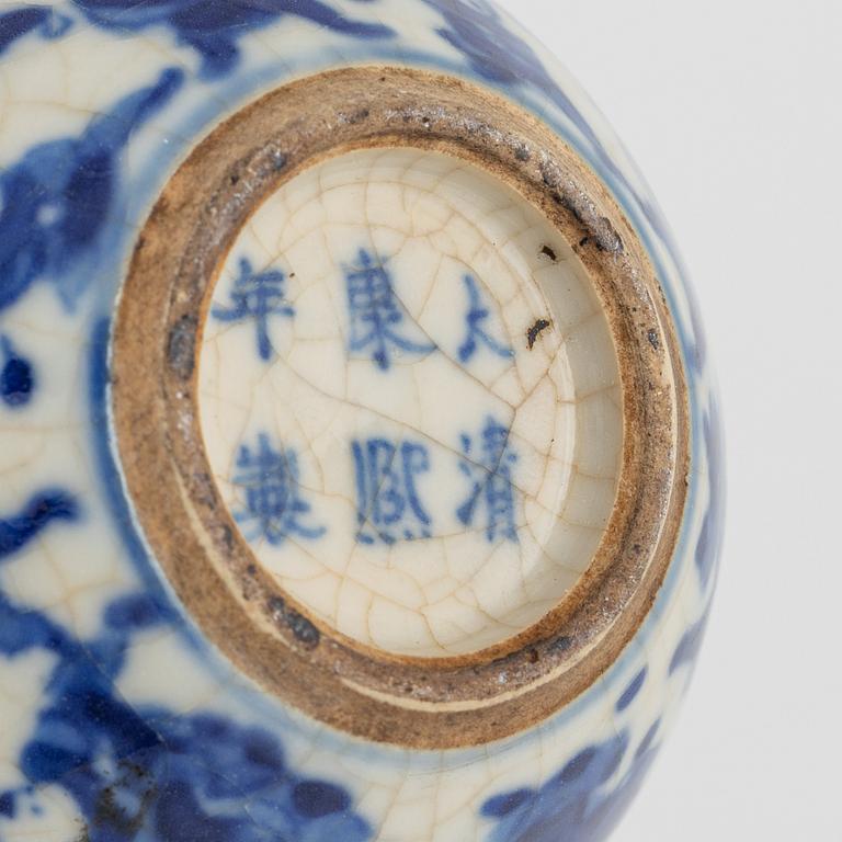 Ask med lock, två stycken, tedosa, samt vas, porslin. Kina, 1700/1900-tal.