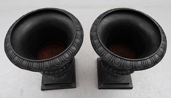 TRÄDGÅRDSURNOR, 1 par, gjutjärn, modern tillverkning.