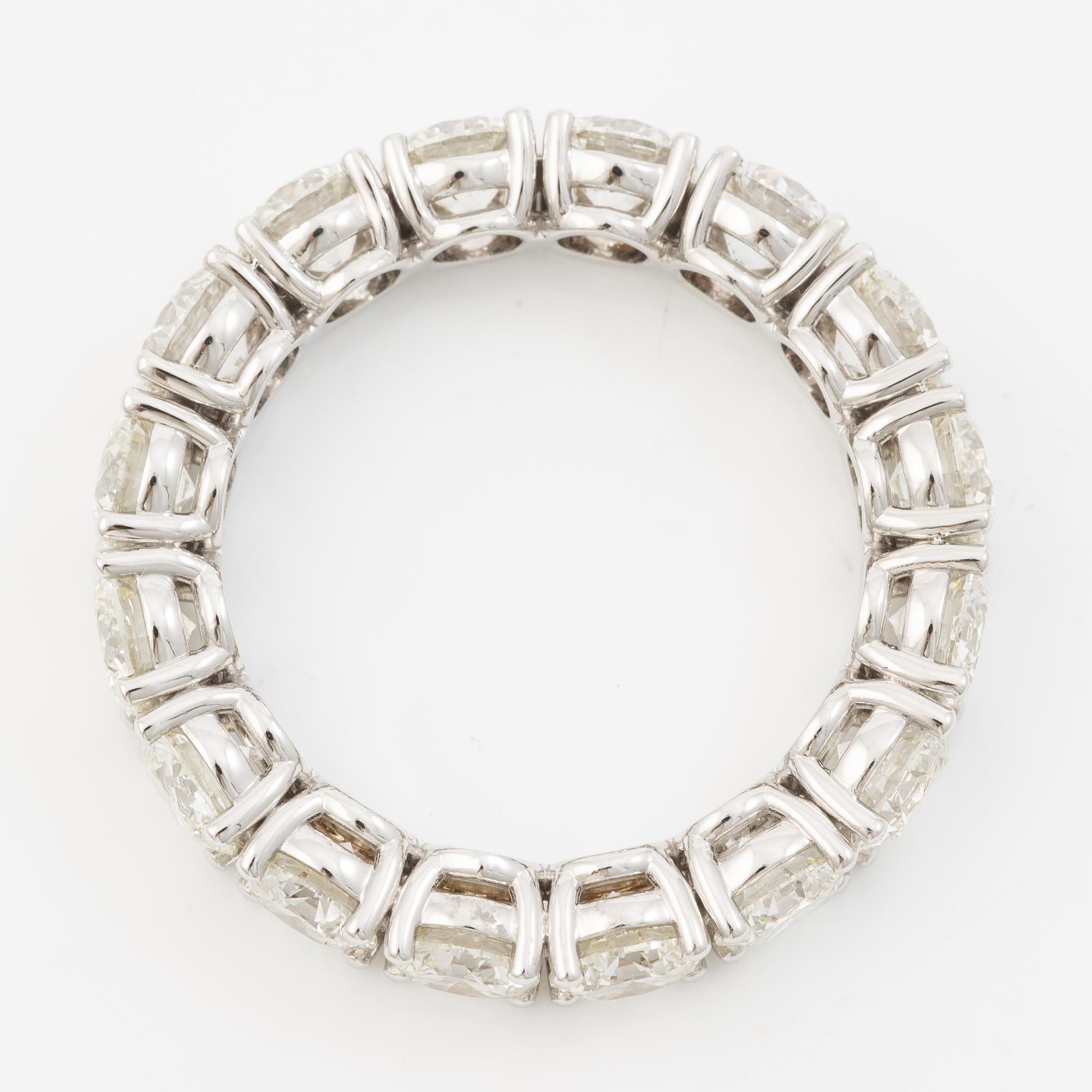 Full eternity ring 18K white gold set with brilliant-cut diamonds.