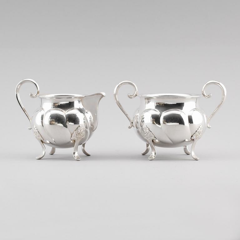 SOCKERSKÅL och GRÄDDKANNA, silver, svenska importstämplar, 1900-talets första hälft. Vikt ca 392 g.