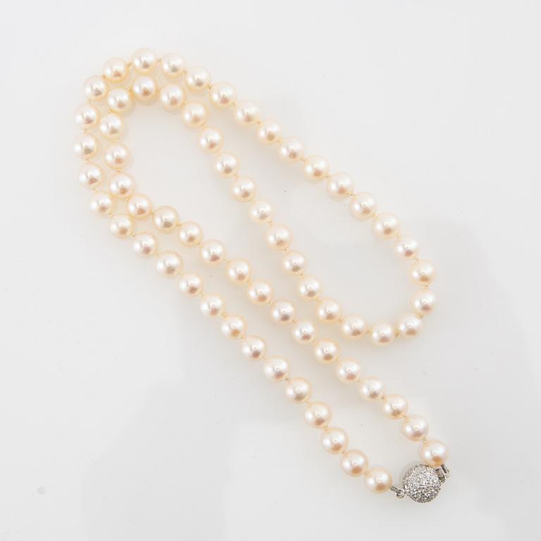 Necklace, cultured pearls, 18K white gold and brilliant-cut diamonds.