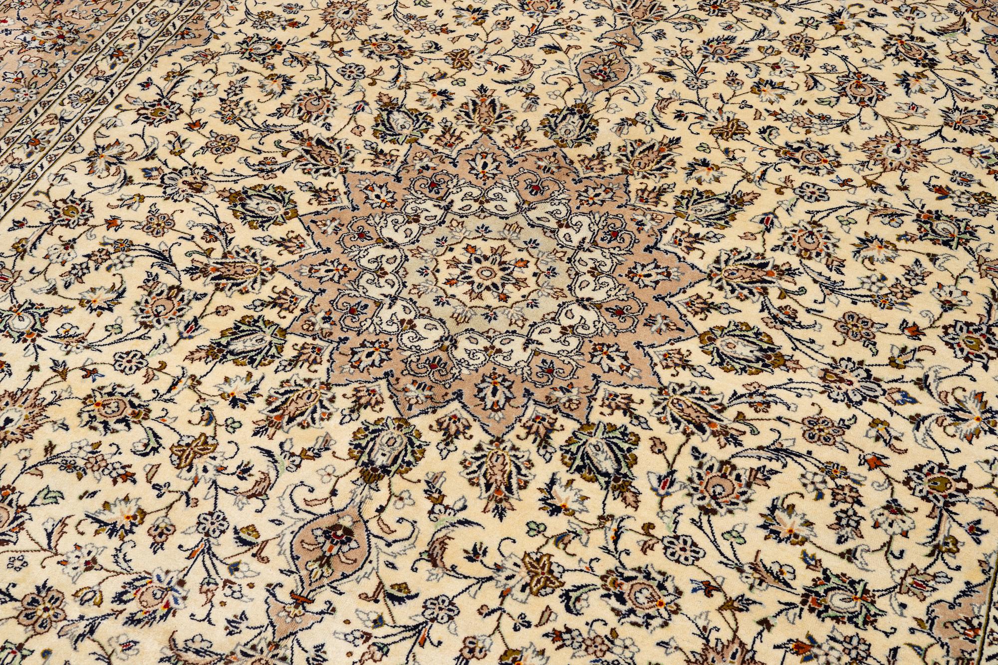 Matta, Keshan, ca 402 x 300 cm.